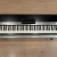 Piano Yamaha CP1 con flight case a medida y soporte original.