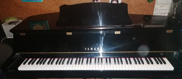 PIANO YAMAHA GT2