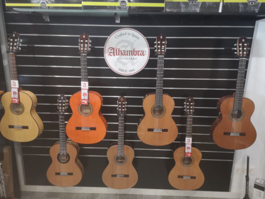 Guitarras Alhambra Nuevas (Somos centro Alhambra)