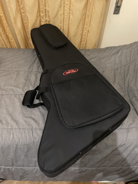 Estuche SKB para guitarras explorer + oferta de funda blanda