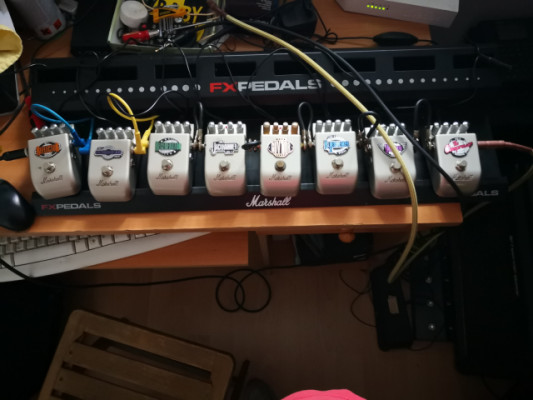 Marshall pedalboard FX con ocho pedales