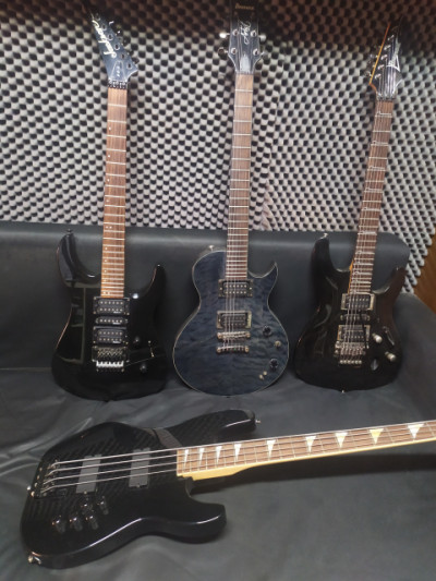 3 guitarras y 1 bajo.