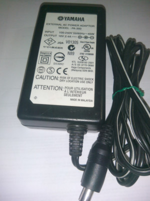 Fuente de alimentación Power Adaptor Yamaha PA 300 16V 2.4A