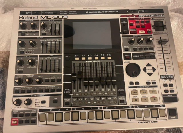 Roland MC-909 con smart media 128mb