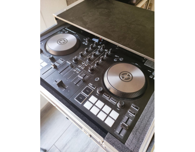 Traktor Kontrol S2 MK3 + Thon Case NI Traktor S2 MK3 shelf