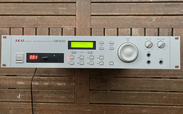 Sampler AKAI S2000 con emulacion de Floppy USB
