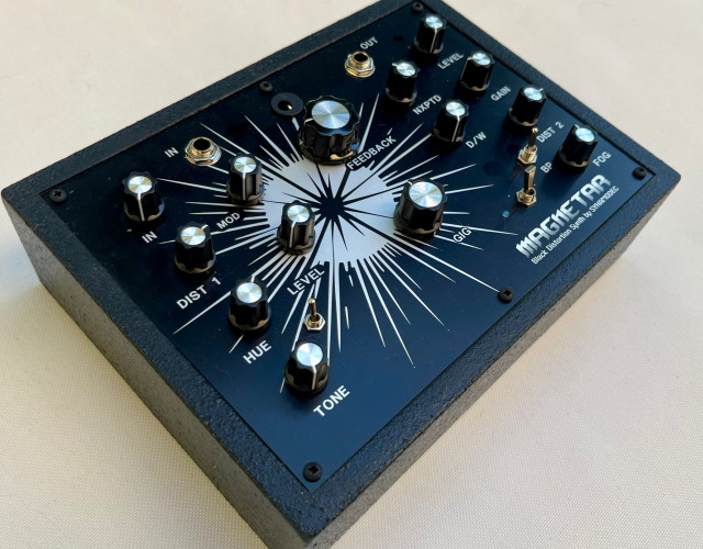 Magnetar, (Doble distorsion+delay) sintetizador de sobremesa