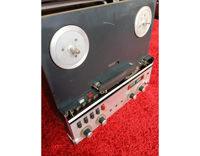 Grabadora/radio Revox