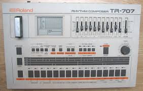 Roland TR-707 con cartucho de memoria M-64C