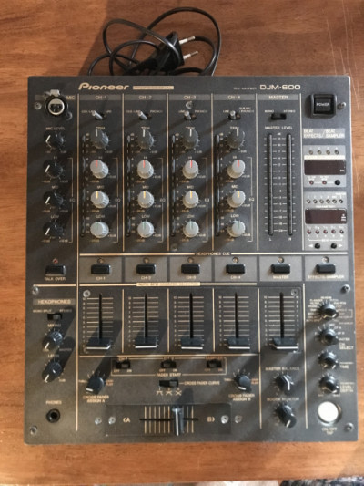Mesa de Mezclas - Mixer Pioneer 600 djm