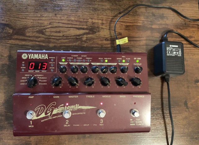 Varios pedales: Yamaha, Voodoo Lab, Behringer