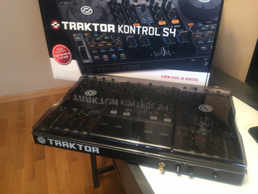 Vendo Traktor Kontrol S4 y Audio 8 DJ