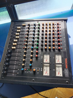 Tascam M-208 mixer  de 8 canales