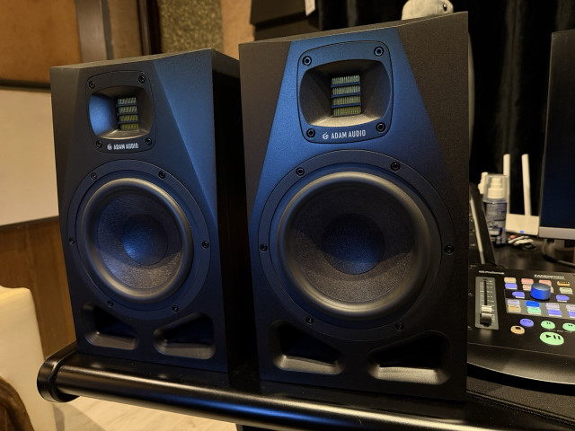 Monitores Adam A7V