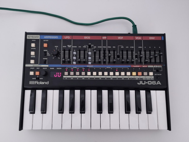 Roland ju-06a + teclado k25-m