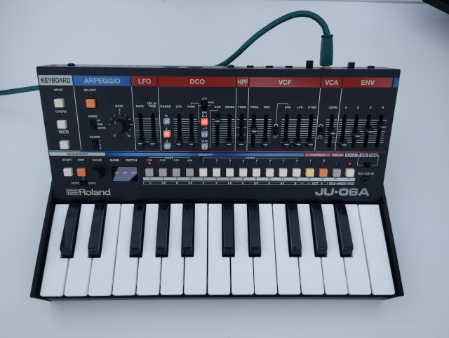 Roland ju-06a + teclado k25-m