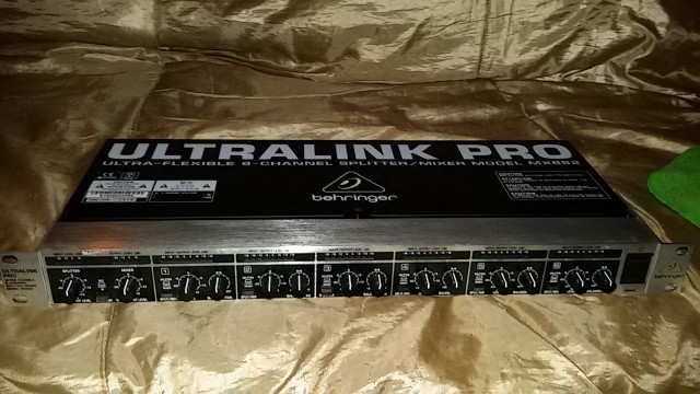 Mezclador Beringer Ultralink Pro  para rack MX882
