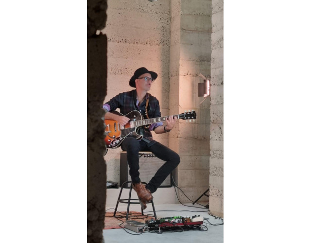 Titulado en el Musicians Institute G.i.T. de  Los Angeles-Clases Guitarra Moderna en Barcelona y On-Line