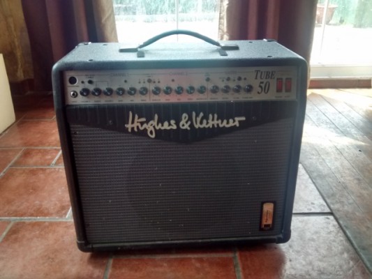 Amplificador de guitarra Hughes & Kettner tube 50 combo.