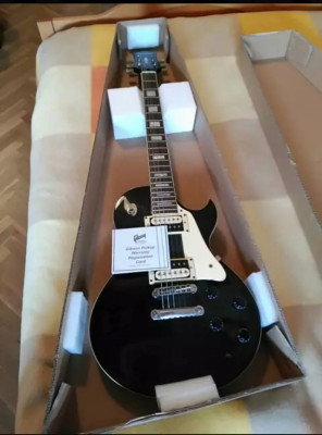Guitarra con pastillas Gibson (496R/500T)