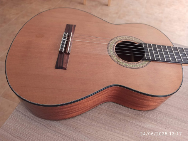 Guitarra clásica electrificada Admira A2