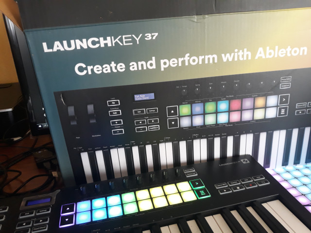 Teclado controlador Midi Novation Launchkey 37 Mk3