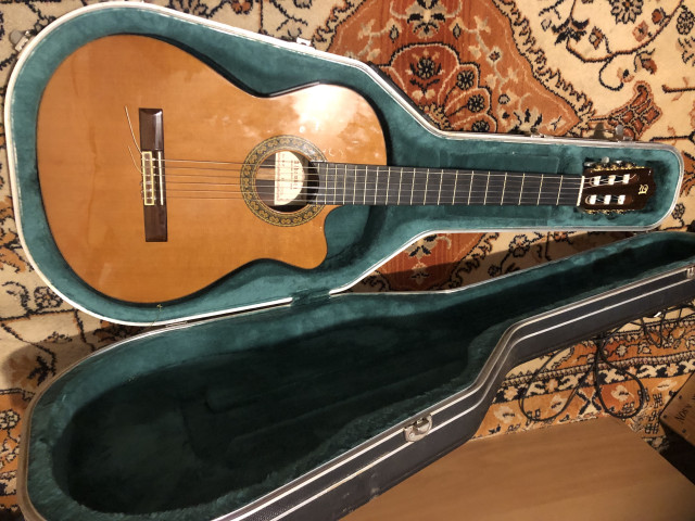 Guitarra Alhambra 5P electroacústica cutaway caja estrecha
