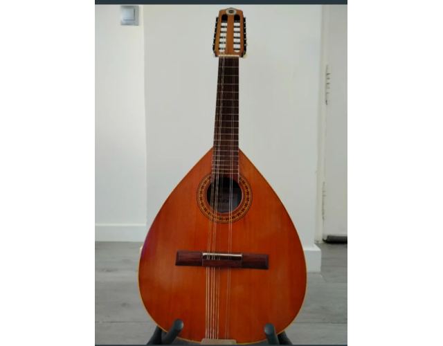 Laúd Juan Estruch madera de nogal año 2009 con sello de calidad de la marca