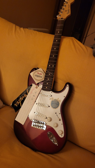 FENDER STRATOCASTER MEXICO MN CAR RED. Nueva