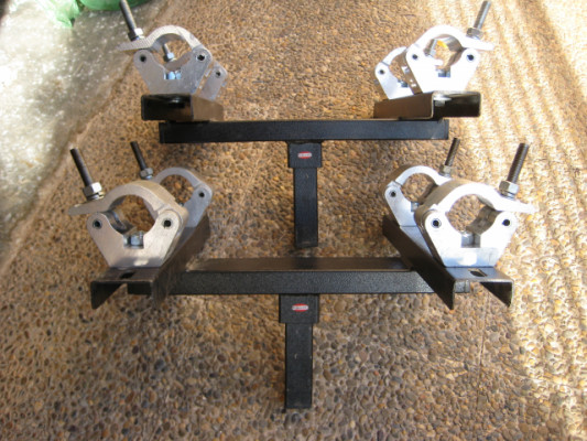 Soportes: De truss horizontal y vertical con terminal de 35 mm  y Soportes de altavoces.