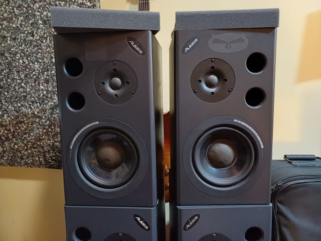 Monitores Alesis M1 active Mk2 (+2 para piezas)