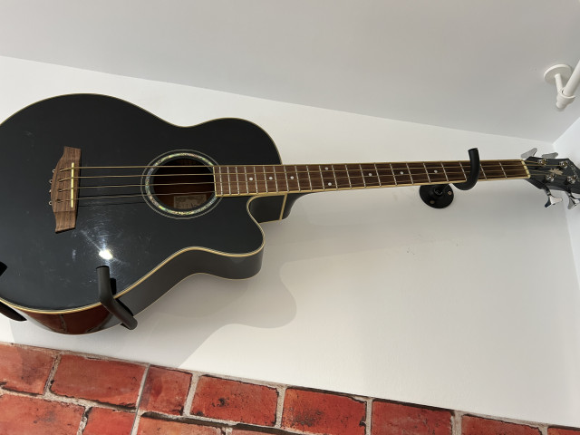 estos dos bajos uno acústico Ibanez y un Ibanez sin caja