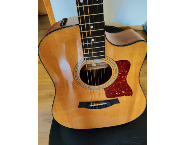 Taylor 310CE electroacústica