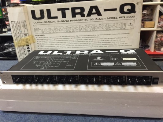 Berhinger  UltraQ PE2000( EX Demo / Nuevo con alguna marca exterior)