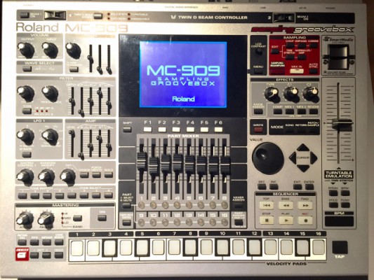 ROLAND MC-909