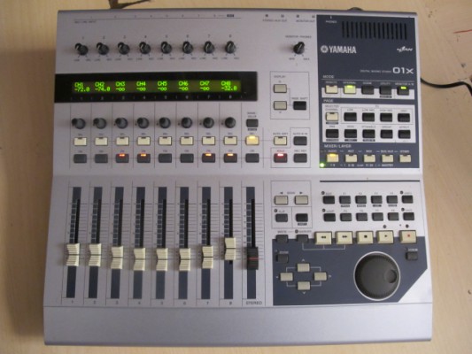 Mesa de mezclas y tarjeta de sonido yamaha 01x