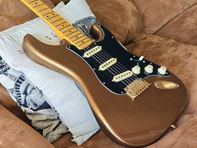 Fender Bruno Mars Signature Stratocaster 2023 - Mars Mocha