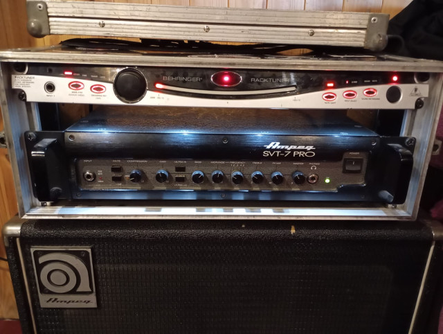 Ampeg SVT 7 Pro + Flight case + Afinador rack