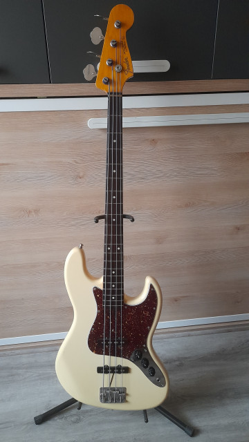 Vendo Fender Jazz Bass Japan 1997-00.