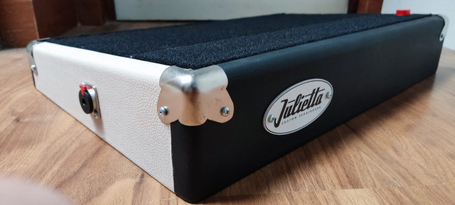 Julietta Custom Pedalboard