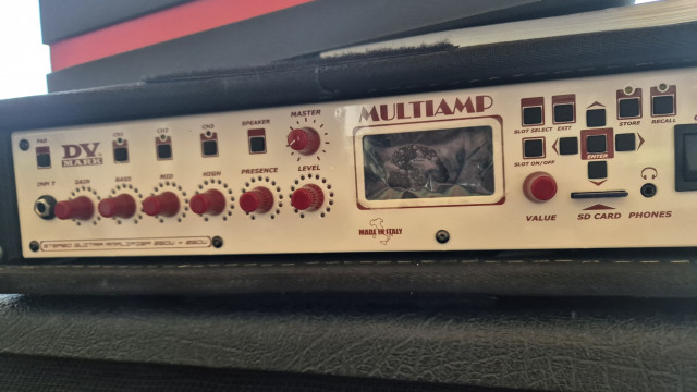 Amplificador Estéreo DV Mark MULTIAMP y pantalla Marshall 4x12 gt12 75