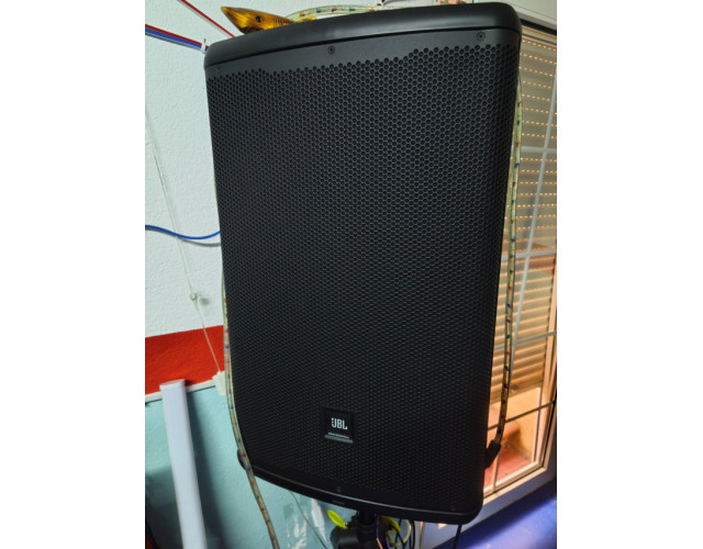 Altavoces JBL EON 715