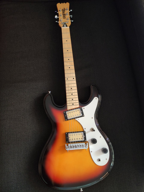 Eastwood Univox Hi-Flyer (guitarra de cuerpo con forma de Mosrite)