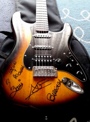 Guitarra firmada por Barricada en el 2013
