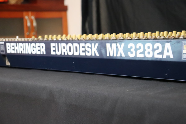 BEHRINGER EURODESK MX3282A de 32 canales averiado y fuente de alimentación