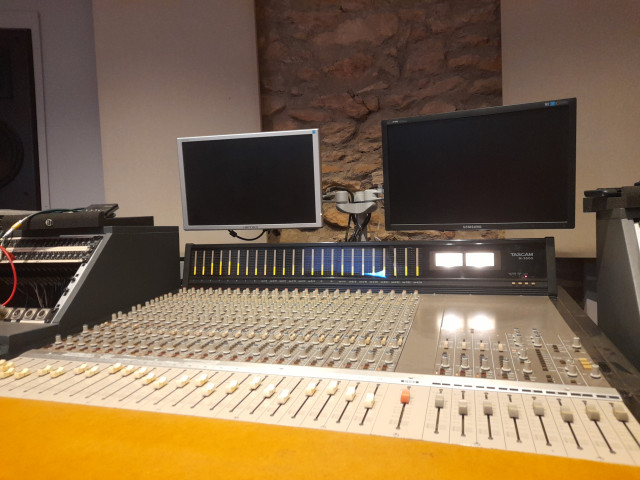 Tascam M-3500 (24 Ch) Modificada (Burr-Brown / Recap / Switches nuevos) + Meter Bridge