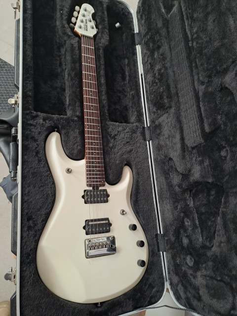 Music man Petrucci JP6 con piezo.