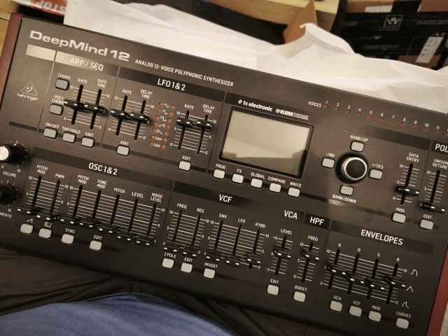 Sintetizador Behringer DeepMind 12D