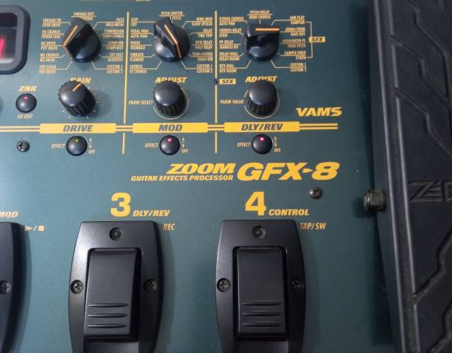 Varias pedaleras de guitarra
