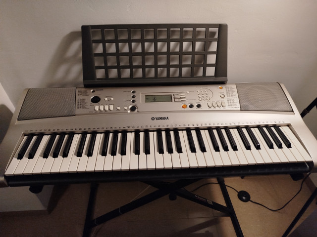 Yamaha PSR-E313 con: atril, pie, funda, pedal y fuente alimentación